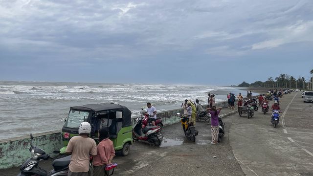 Residents of Sittwe (Burma) prepare to leave the city on May 13, 2023, before Cyclone Mocha hits.  (SIPA)