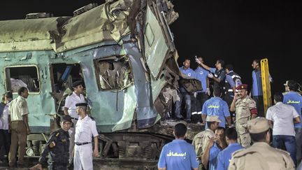 Militaires et secouristes interviennent après une collision entre deux trains, le 11 août 2017, près d'Alexandrie (Egypte). (KHALED DESOUKI / AFP)