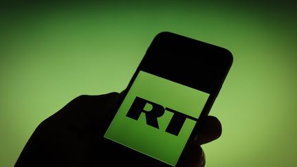 Le logo Russia Today sur un téléphone, le 1er décembre 2017. (JAAP ARRIENS / NURPHOTO / AFP)