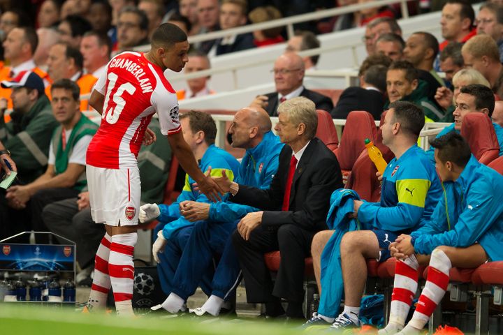 Le joueur d'Arsenal Alex Oxlade-Chamberlain salue son entra&icirc;neur Ars&egrave;ne Wenger lors d'un match entre Arsenal et Galatasaray, le 1er octobre 2014.&nbsp; (  BEN QUEENBOROUGH / BACKPAGE IMAGES LTD)