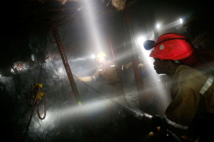 Dans la mine d'or de&nbsp;Masimthembe à Westonaria (sud-ouest de l'Afrique du Sud) le 3 avril 2017 (REUTERS - MIKE HUTCHINGS / X00388)