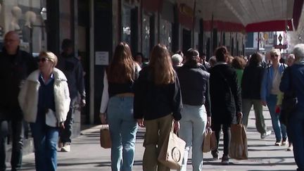 Consommation : les dépenses des touristes repartent à la hausse et battent des records (France 2)