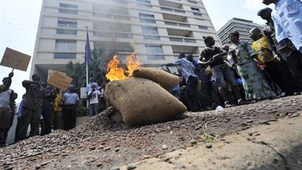 Des fèves de cacao brûlées par des producteurs devant la délégation de l'UE, à Abidjan, le 17/2/11 (AFP/Sia Kambou)