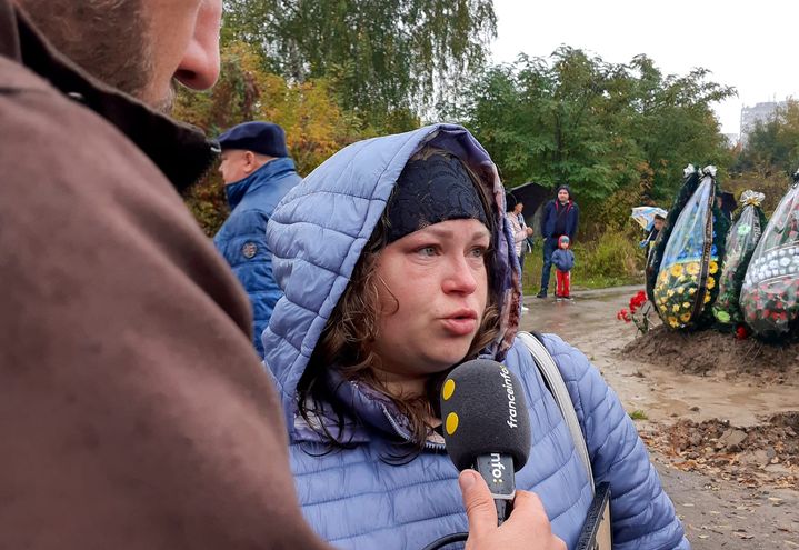 Olga tient le portrait de son mari, Aleksandr,&nbsp;49 ans, dans un bombardement à Dnipro. Elle ne sait pas comment annoncer sa mort à leur fils de bientôt six ans. (BENJAMIN THUAU / FRANCEINFO / RADIO FRANCE)