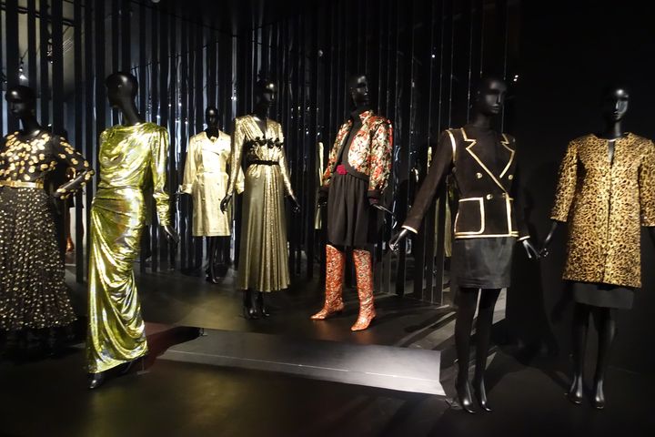 Exposition"Gold. Les ors d’Yves Saint Laurent" au musée Yves Saint Laurent Paris : les tenues de soirées (CORINNE JEAMMET)