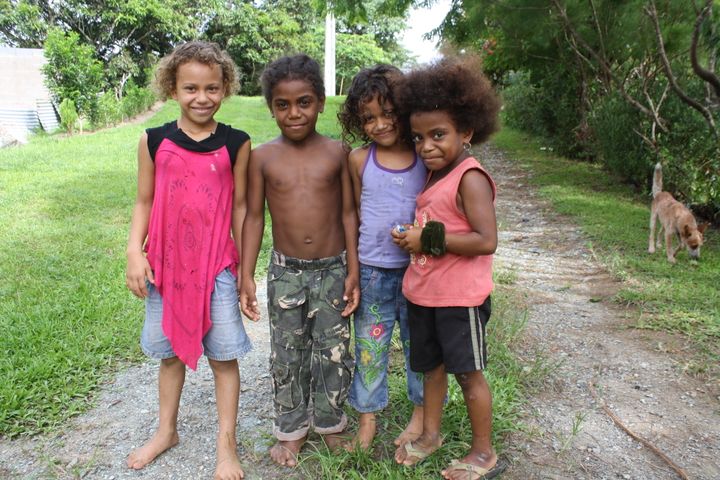 Des enfants dans une tribu du centre de la Nouvelle-Calédonie. " Les jeunes sont&nbsp;de plain-pied dans le monde d'aujourd'hui. "
 (Emmanuel Langlois)