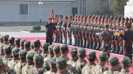 Une photo publiée par l'agence officielle nord-coréenne KCNA montrant le chef de l'Etat, Kim Jong-un devant des soldats, le 17 octobre 2024. (KCNA VIA KNS / AFP)