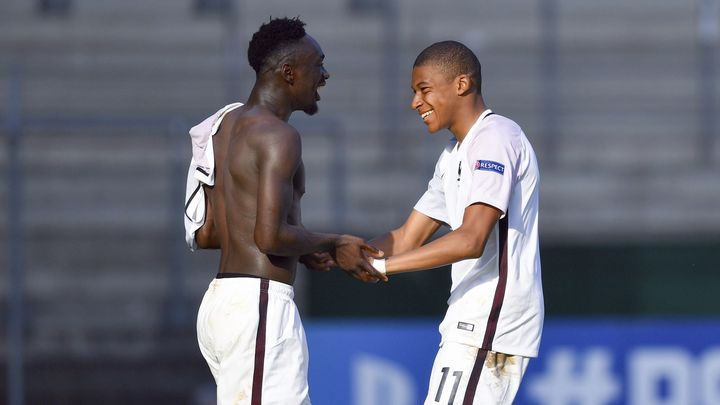 Jean-Kévin Augustin avec Kylian Mbappé à l'issue de la demi-finale de l'Euro U19 entre la France et le Portugal, le 21 juillet 2016. (UWE?ANSPACH / DPA)