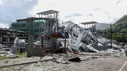 Un bâtiment détruit par une explosion à Mahé, aux Seychelles, le 7 décembre 2023. (MERVYN MARIE / AFP)