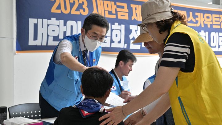 Un participant au rassemblement mondial des scouts lors d'une consultation médicale à Saemangeum, le 5 août 2023 en Corée du Sud. (ANTHONY WALLACE / AFP)