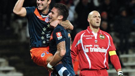 Le Montpelli&eacute;rain Olivier Giroud f&eacute;licite son &eacute;quipier Geoffrey Dernis apr&egrave;s la belle victoire de leur club contre Lorient, le 3 d&eacute;cembre 2011. (PASCAL GUYOT / AFP)