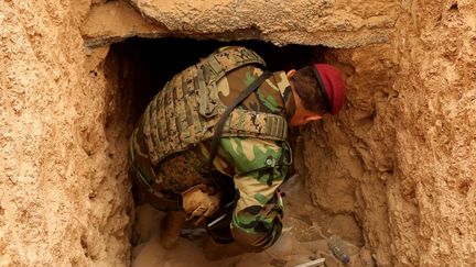 Un combattant kurde inspecte un tunnel du groupe Etat islamique, le 9 décembre 2015,&nbsp;en Irak. (HAMIT HUSEYIN / ANADOLU AGENCY / AFP)