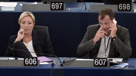 Marine Le Pen et Louis Aliot, au Parlement européen, à Strasbourg (Bas-Rhin), le 15 juillet 2014. (FREDERICK FLORIN / AFP)