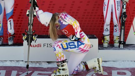 La skieuse am&eacute;ricaine Lindsey Vonn imite Tim Tebow apr&egrave;s sa victoire lors du Super G de Beaver Creek, dans le Colorado, le 7 d&eacute;cembre 2011.&nbsp; (DOUG PENSINGER / AFP)