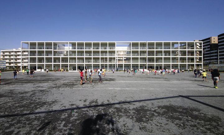 L'école élémentaire de Koyasu, à Yokohama, imaginée par Riken Yamamoto. (TOMIO OHASHI / AP / SIPA)