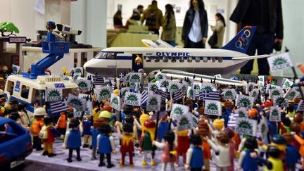 Vue de l'exposition «La Grèce dans les années 80» à Athènes. Des figurines reproduisent la sortie du leader du Pasok d'un avion d'Olympc Airways dans les années 80. Aujourd'hui, le Pasok est moribond et la compagnie Olympic a disparu à l'international. (LOUISA GOULIAMAKI / AFP)