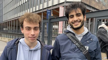 Lou, toujours inscrit sur les listes électorales à Reims alors qu'il n'habite plus la Champagne, et Shayan, tous deux étudiants à Paris. (WILLIAM DE LESSEUX / RADIO FRANCE)