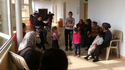 Des Roms, menac&eacute;s d'expulsion, se sont install&eacute;s &agrave; la maison de retraite&nbsp;Galignani du boulevard Henri-Dunant, &agrave;&nbsp;Corbeil-Essonnes (Essonne), le 25 mars 2013.&nbsp; (DAVID DA MEDA / FRANCE 2)