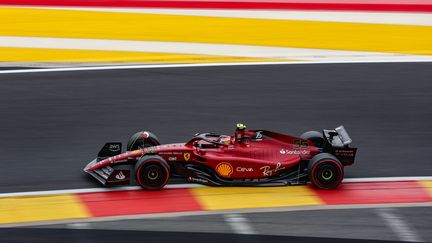 Carlos Sainz sur la piste de Spa-Francorchamps lors de la séance de qualification, le 27 août 2022. (ANTONIN VINCENT / Paul Vaicle / DPPI via AFP)