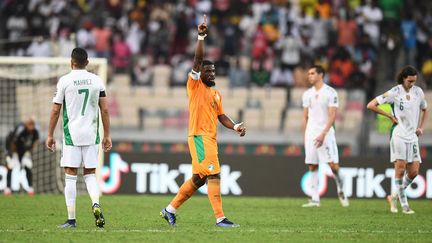 La joie de l'Ivoirien Serge Aurier contraste avec la terrible désillusion des Algériens, dont le capitaine Riyad Mahrez, à l'occasion de la&nbsp;Coupe d'Afrique des Nations, jeudi 20 janvier 2022. (CHARLY TRIBALLEAU / AFP)