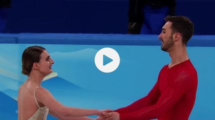 Gabriella Papadakis et Guillaume&nbsp;Cizeron&nbsp;lors de leur sacre olympique, le 14 février 2022 à Pékin. (FRANCE 3)