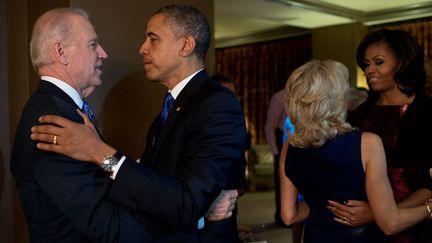 En coulisses, le couple Obama et le couple Biden s'auto-congratulent, &agrave; Chicago (Illinois).&nbsp; (PETE SOUZA / THE WHITE HOUSE)