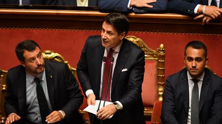 Le Premier ministre italien Giuseppe Conte (centre), le ministre de l'Intérieur Matteo Salvini (gauche) et le ministre de l'Economie Luigi Di Maio (droite) au Sénat à Rome, en Italie, le 20 août 2019.&nbsp; (ANDREAS SOLARO / AFP)