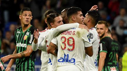 Lyon a ouvert le score sur penalty face à Lens.&nbsp; (JEAN-PHILIPPE KSIAZEK / AFP)