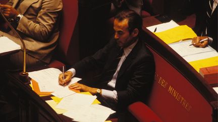 Le 17 septembre 1981, le ministre de la Justice, Robert Badinter, prononce un discours mémorable à l'Assemblée nationale, "...Demain, grâce à vous, la justice française ne sera plus une justice qui tue..." La loi d'abolition de la peine de mort sera adoptée par les députés, le lendemain, 18 septembre 1981, et promulguée le 9 octobre 1981. (LAURENT MAOUS / GAMMA-RAPHO VIA GETTY IMAGES)