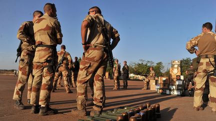 Des militaires fran&ccedil;ais sur la base a&eacute;rienne de Bamako (Mali), le 14 janvier 2013. (ISSOUF SANOGO / AFP)