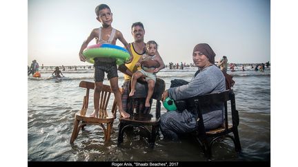 Mais soucieuse de dépasser le cadre de la photographie en tant qu’expérience visuelle, cette biennale aborde aussi la textualité, la tangibilité, la performativité et surtout la sonorité de la photographie. Quatre parties en témoignent et la composent : "Le bruissement soudain dans le sous-bois"&nbsp;sur la présence de l’invisible, de la distance et autres questions fantomatiques, "Car la bouche ne doit pas tout dire"&nbsp;sur la politique et la poétique des écosystèmes, &nbsp;"Nous sommes venus de gauche, nous sommes venus de droite"&nbsp; sur les déplacements, l’errance et les diasporas et la dernière et "La brindille ne nous percera pas les yeux"&nbsp;sur la possibilité d’espoir et l’avenir comme promesse. A cela s’ajoute les travaux de nombreux collectifs, une manifestation intitulée "Solid Rocks", des conférences…&nbsp; (ROGER ANIS)