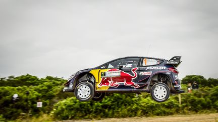 Sébastien Ogier (Ford) en plein décollage  (FRANCOIS FLAMAND / DPPI MEDIA)