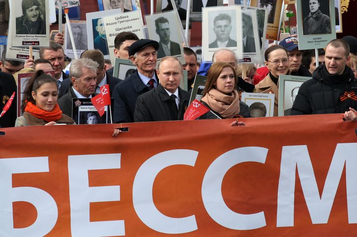 Vladimir Poutine participe à un "régiment des immortels", le 9 mai 2017 à Moscou (Russie). (MIKHAIL SVETLOV / GETTY IMAGES EUROPE)