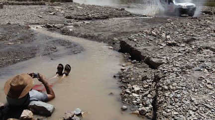 Un homme prend en photo un v&eacute;hicule en comp&eacute;tition lors de la 3e &eacute;tape du dakar entre San Rafael et San Juan en Argentine, le 3 janvier 2012. (FREDERIC LE FLOCH / AP / SIPA)