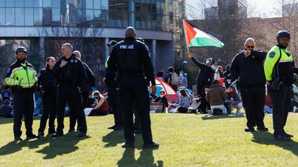 Des policiers surveillent un campement propalestinien, le 25 avril 2024, à Boston (Massachusetts, Etats-Unis). (ANIBAL MARTEL / ANADOLU / AFP)