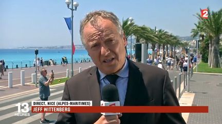 Une cérémonie officielle est organisée en fin de journée, le 14 juillet, pour commémorer le premier anniversaire de l’attentat de Nice (Alpes-Maritimes). Jeff Wittenberg est en direct de la Promenade des Anglais. (FRANCE 2)