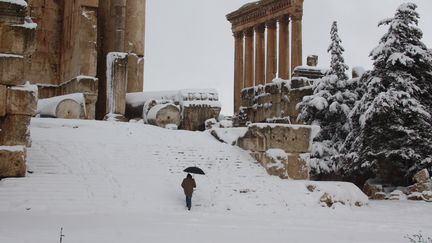 Un visiteur descend les marches du temple de Baachus, &agrave; Baalbek, au Liban, mercredi 9 janvier 2013.&nbsp; ( AFP )