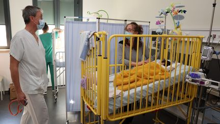 Le service de pédiatrie&nbsp;de l'hôpital Pasteur de Colmar&nbsp;fait face à une importante vague de bronchiolite touchant des enfants en bas âges, le 20 octobre 2021.&nbsp; (HERVÉ KIELWASSER / MAXPPP)