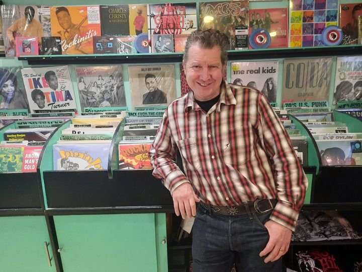 Martin Heaphy possède une boutique&nbsp;spécialisée dans les vinyles, dans le nord de Londres. Ici, en novembre 2021. (RICHARD PLACE / RADIO FRANCE)