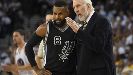 Gregg Popovich et Patty Mills en discussion (THEARON W. HENDERSON / GETTY IMAGES NORTH AMERICA)