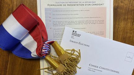 Un formulaire de parrainage pour l'élection présidentielle, qui doit être envoyé au Conseil constitutionnel pour être enregistré. (VANESSA MEYER / MAXPPP)