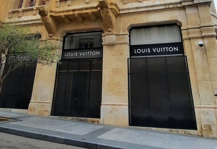 Une boutique Louis Vuitton définitivement fermée, dans le centre-ville de Beyrouth (Liban), en janvier 2022. (AURELIEN COLLY / RADIO FRANCE)