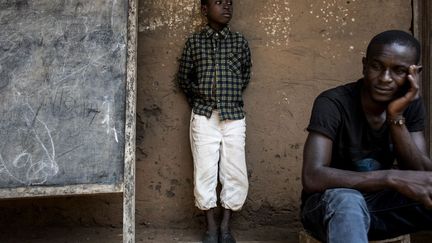 Ils ont fui les milices qui, à 350 km de là, tuent à tour de bras, armées de machettes. Un foulard rouge autour de la tête, des hommes, mais aussi des femmes et des enfants, fidèles au chef traditionnel abattu, s'en prennent sans merci à ceux des autres tribus susceptibles d'être du côté des autorités. Il y a moins d'un an, dans cette région très pauvre du Kasaï, tout le monde vivait en bonne intelligence. (JOHN WESSELS / AFP)