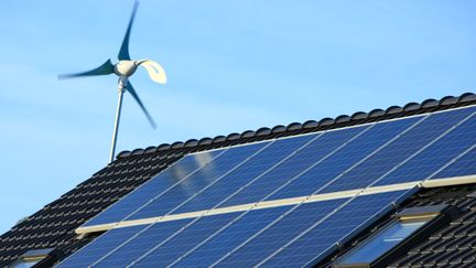 Une maison écologique avec ses panneaux solaires et son éolienne. Photo d'illustration. (PHILIPPE TURPIN / MAXPPP)