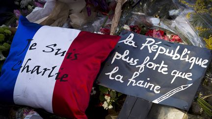 Des&nbsp;symboles de soutien déposés devant le siège de "Charlie Hebdo", le 7 février 2015. Un mouvement de solidarité hors du commun avait uni la France après&nbsp;l'attaque contre&nbsp;l'hebdomadaire satirique qui avait marqué le début de la vague d'attentats de janvier. (JOEL SAGET / AFP)