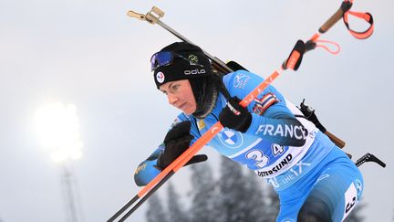 Justine Braisaz-Bouchet lors du relais à Östersund, le dimanche 5 décembre 2021. (ALEXEY FILIPPOV / SPUTNIK)