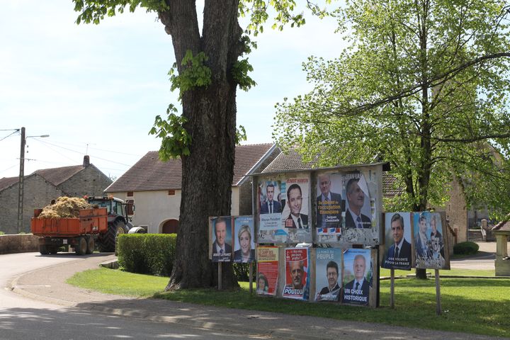 Les affiches des candidats à l'élection présidentielle placardées dans la rue principale d'Ecuelle (Haute-Saône), le 24 avril 2017. (BENOIT ZAGDOUN / FRANCEINFO)