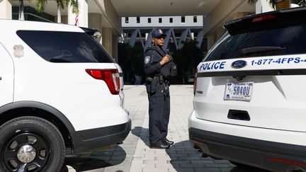 Une policière à Miami, le 13 juin 2023. (Image d'illustration) (ANNA MONEYMAKER / GETTY IMAGES NORTH AMERICA / AFP)