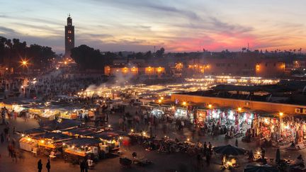 Située à l’entrée de la Medina à Marrakech, la place Jemaa el-Fna, fondée au XIe siècle, est l’un des espaces les plus populaires de Marrakech. «Elle offre une concentration exceptionnelle de traditions culturelles populaires marocaines qui s’expriment à travers la musique, la religion et diverses expressions artistiques», explique le site de l’Unesco. On peut y boire des jus d’orange, y acheter des fruits, s’y faire soigner et s’y faire tatouer, y écouter des conteurs, des conteurs, des poètes, des musiciens, y voir des charmeurs de serpents, des danseurs gnaouas… (AFP - Manuel Cohen)