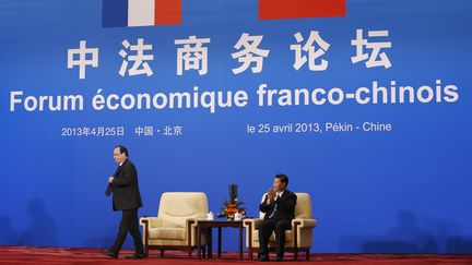 Le pr&eacute;sident de la R&eacute;publique Fran&ccedil;ois Hollande et son homologue chinois Xi Jinping, le 25 avril 2013 &agrave; P&eacute;kin (Chine). (KIM KYUNG HOON / REUTERS)